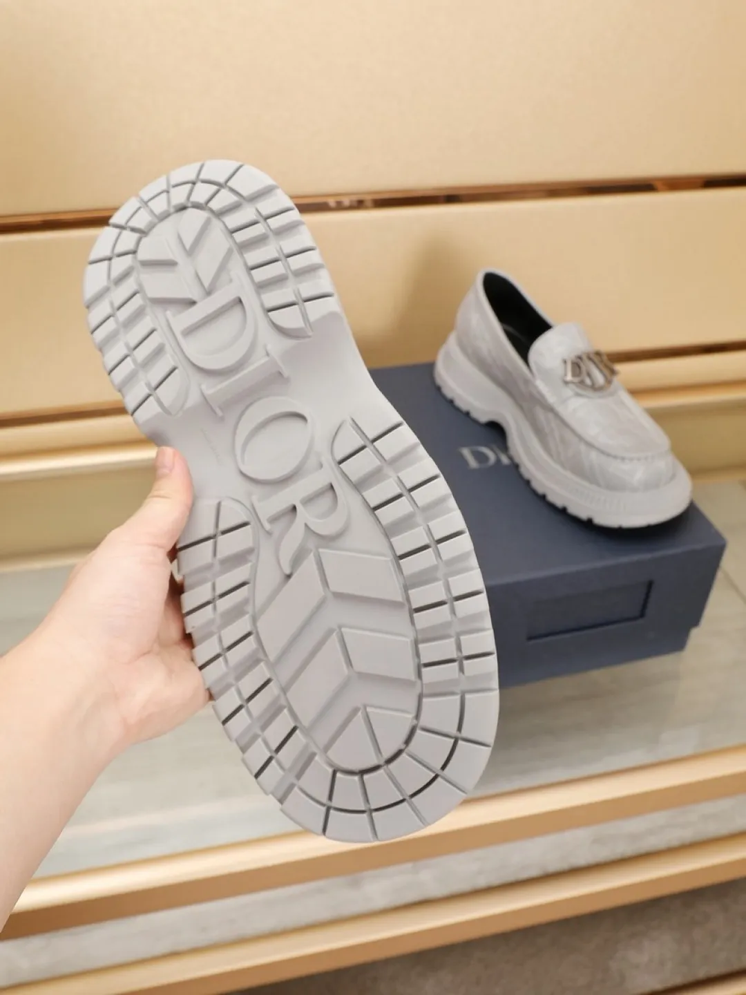 Factory P540💰Dior Buffalo men's low-cut derby casual leather shoes, a new product in the 2025 spring men's series, ideally combines unconventional features with Dior's high-end aesthetic style. The first-layer cowhide upper is decorated with tonal debossed Oblique embroidery, and the thick rubber sole displays a crepe-effect design, which is unique. Adds a modern touch to any look. Practical and stylish, it can be easily paired with a variety of casual looks and is an eye-catching finishing touch! Size: 38-44 (45.46 customized)